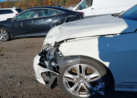 2010 Mercedes-Benz E 350 4Matic z USA, uszkodzony, nr VIN WDDHF8HB4AA153276